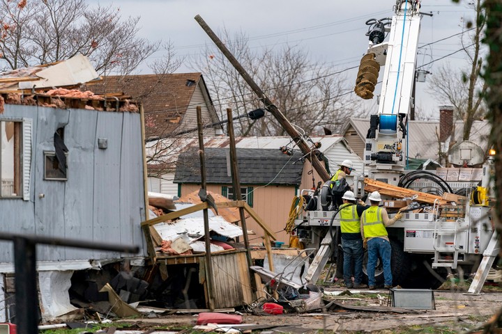 Personal de emergencias trabaja en un barrio arrasado por el temporal en Estados Unidos. Foto MaCabe Brown/USA Today Network via Reuters