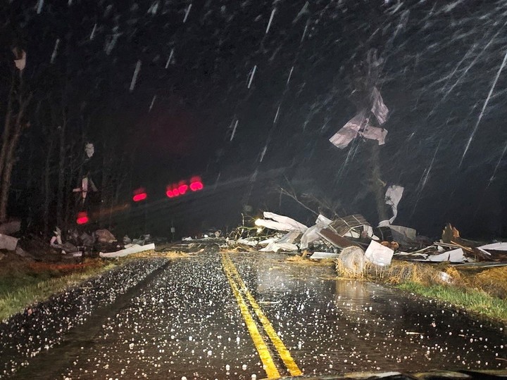 Tormenta, vientos y destrucción en las rutas de Missouri, Estados Unidos. Foto EFE