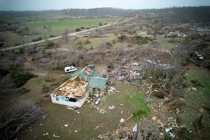 El saldo destructivo de la tormenta con fuertes vientos en Wayne County, Missouri. Foto AP