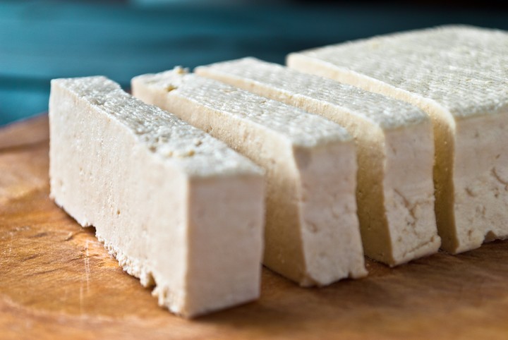 Tofu. Un alimento cada día más popular en el mundo. Se lo obtiene de la soja, pero no se fermenta. El tempeh tiene probióticos y es mucho más intenso./ Foto: Shutterstock.