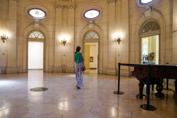 La sala de música se conserva tal como la ideó Rómulo Raggio. Foto Maxi Failla