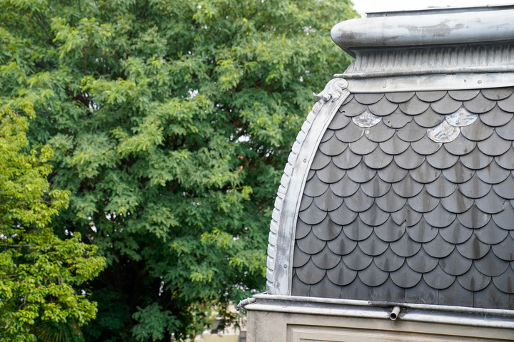 Detalle de la mansarda, de tejas de pizarra y estructura de zinc. Foto Maxi Failla