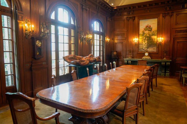 La boiserie del salón comedor, intacta. Foto Maxi Failla