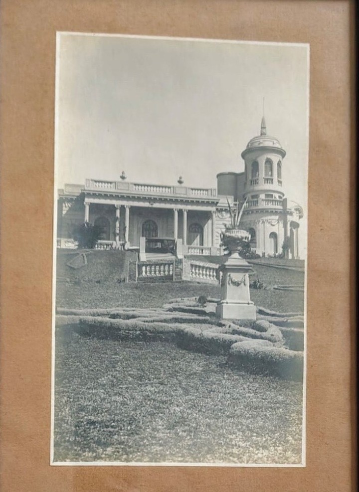 Así se veía el palacio antes de las reformas, con la galería abierta, al estilo italiano. Foto Museo Palacio Raggio