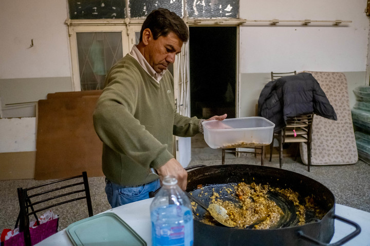 Adrian, el presidente de la Sociedad de Fomento de Maldonado, cocinando para los vecinos. Foto Diego Izquierdo 