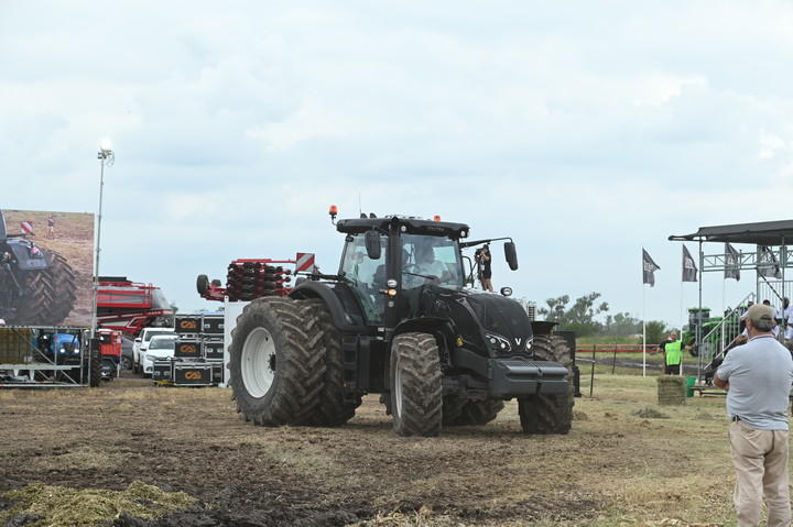 Los tractores del tecnódromo, con transmisión sin escalonamiento de velocidades, que ajusta la marcha de acuerdo al esfuerzo de tracción demandado. 