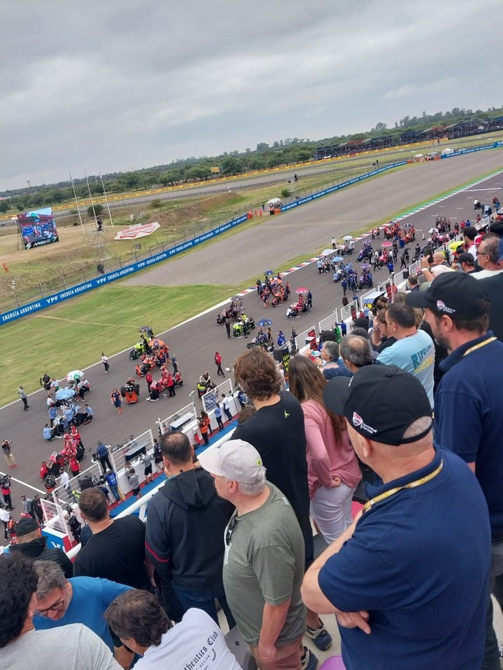 La previa de la largada del sprint desde la tribuna que da a la recta principal.