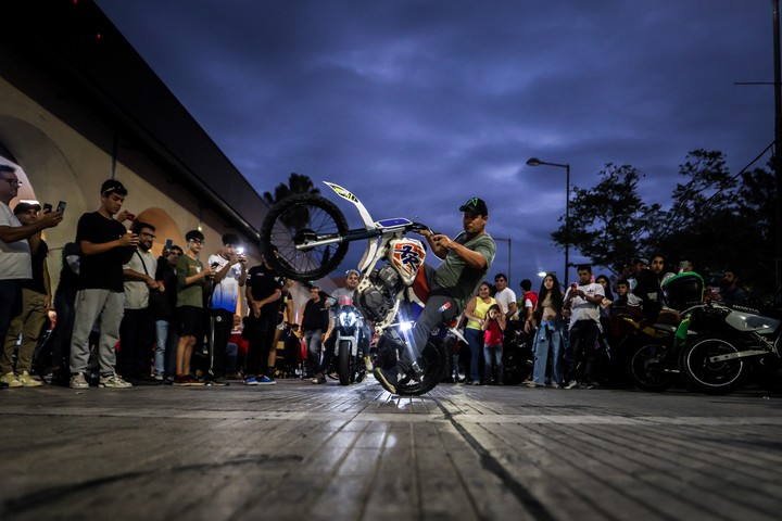 Piruetas en la vereda, una de las postales del fin de semana del MotoGP. Foto EFE