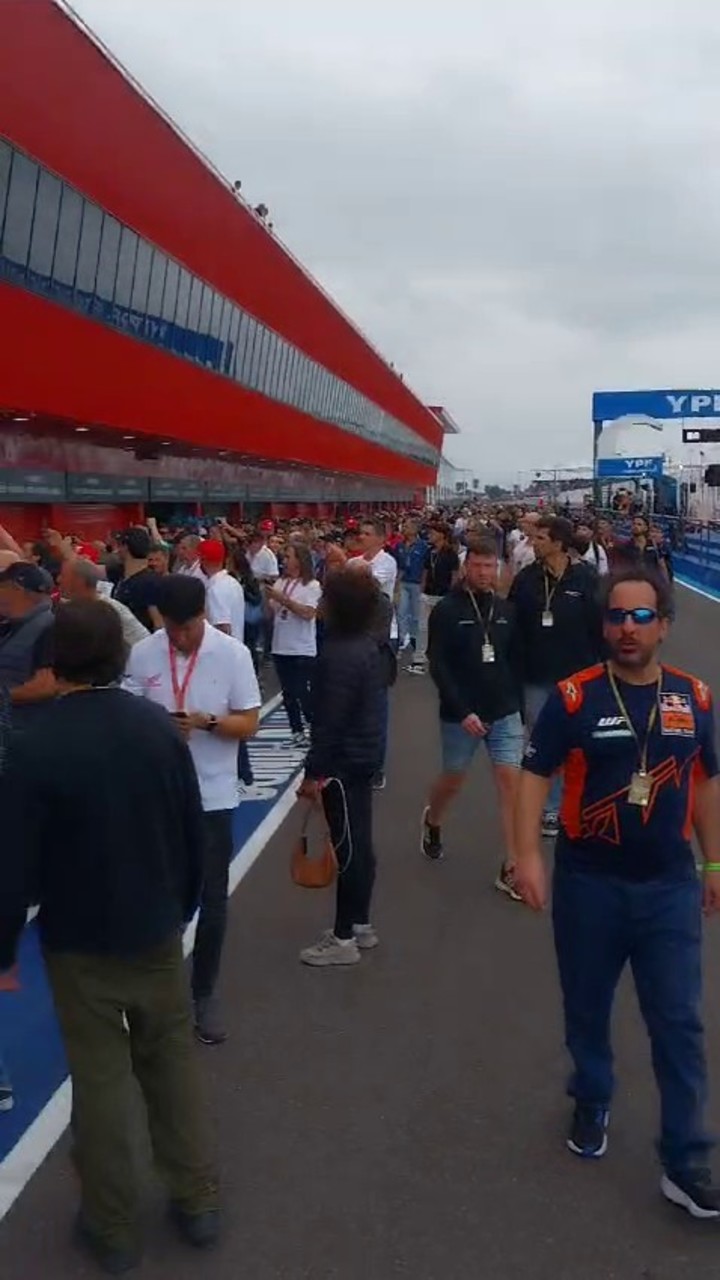 Caminata por la calle de boxes de Termas de Río Hondo durante el MotoGP.