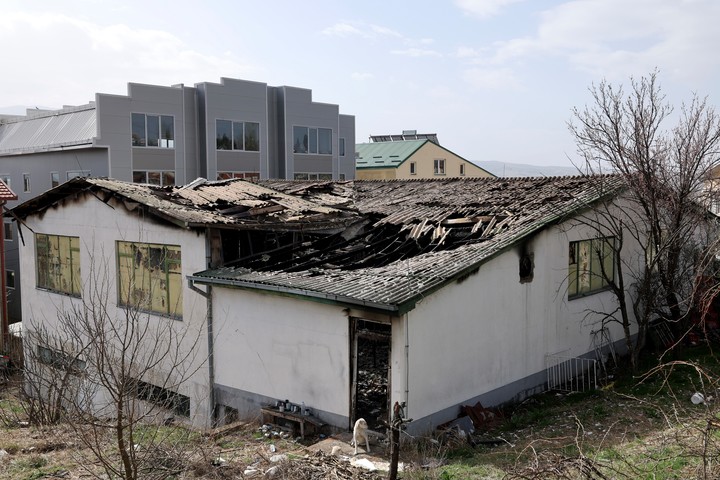 El incendio provocó la caída de parte del techo del lugar. Foto: EFE