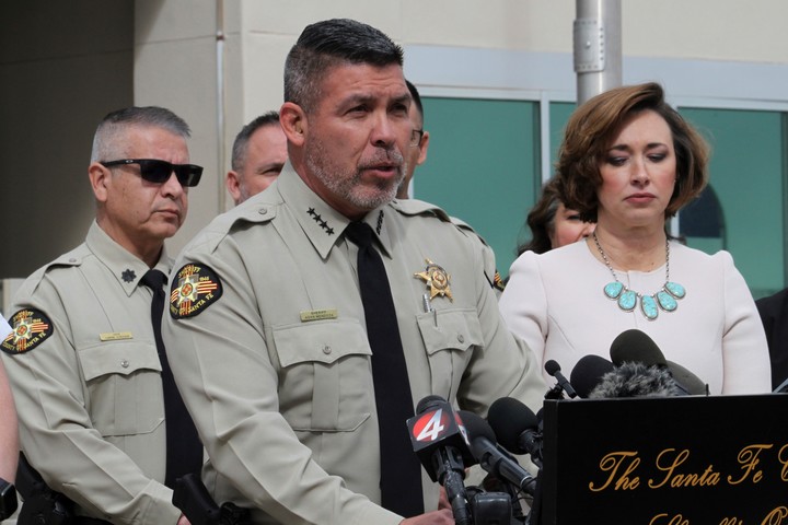 El sheriff Adan Mendoza y la doctora Heather Jarrell durante la conferencia de prensa en Santa Fe, Nuevo México  Foto: AP 