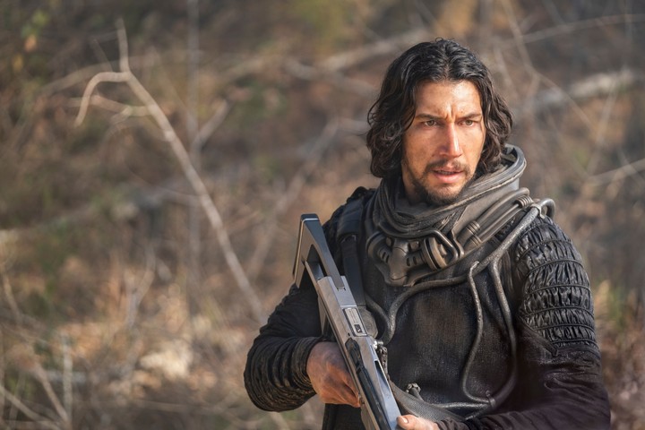 Adam Driver protagoniza "65: Al borde de la extinción", que le ganó a todos este sábado en la TV abierta. 