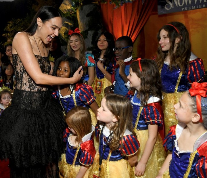 Gal Gadot, con niñas disfrazadas de Blanca Nieves.