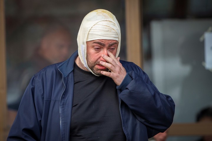 Una de los heridos deja el hospital de la ciudad de Kocani. Foto: AP