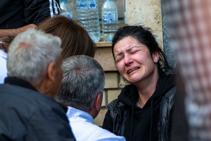 Una mujer llora en la puerta del hospital de Kocani. Foto: AP