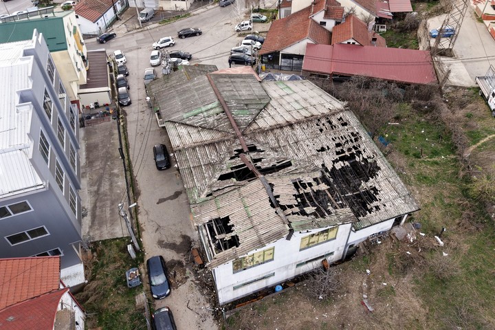 Así quedó el techo del local tras el incendio. Foto: AP