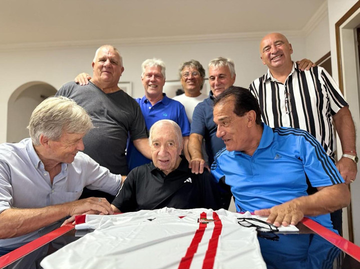 Los campeones con Estudiantes del Torneo Metropolitano 82/83 se reencontraron con Carlos Salvador Bilardo en febrero pasado. Foto: X