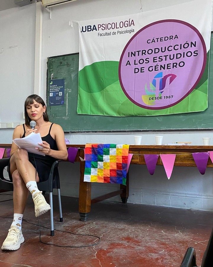 Alexa Pettone durante una de las charlas que suele realizar en escuelas. Foto gentileza.