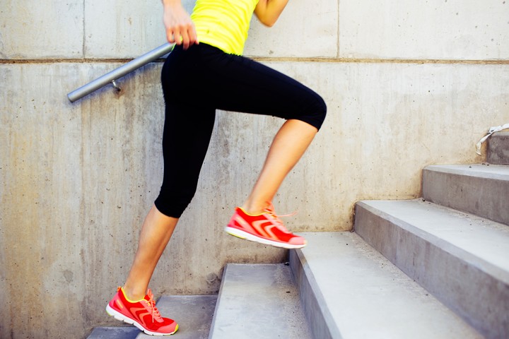 Subir y bajar escalones. Otro gran ejercicio para todas las edades./ Foto: Shutterstock.