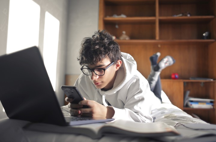 Adolescentes digitales. Cómo ayudarlos en su ansiedad natural de la edad./ Foto: Shutterstock.