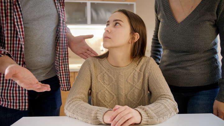 Adolescencia. Ayudar a que los hijos naturalicen sus inseguridades y ansiedades es parte del proceso. Contención./ Foto Shutterstock.