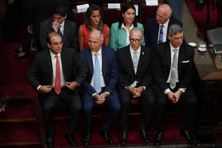 García-Mansilla (corbata roja) con los otros tres ministros de la Corte. Foto: AP. 