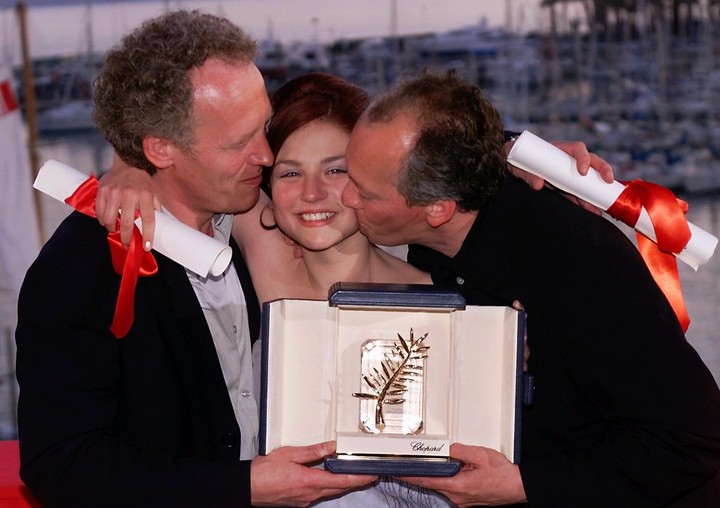 Emilie Dequenne, en 1999 junto a los hermanos Dardenne, al ganar en Cannes por su actuación en Rosetta. Foto: AFP