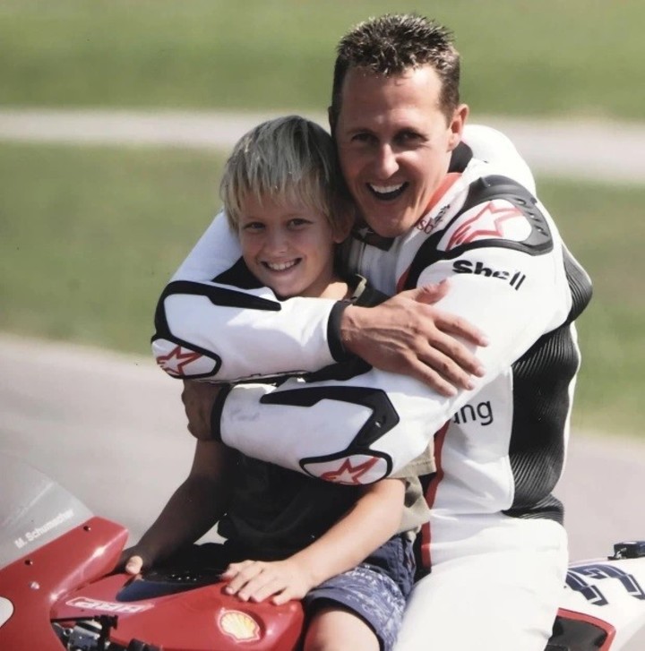 Schumacher y su hijo Mick comparten la pasión por la Fórmula 1. Foto: PA