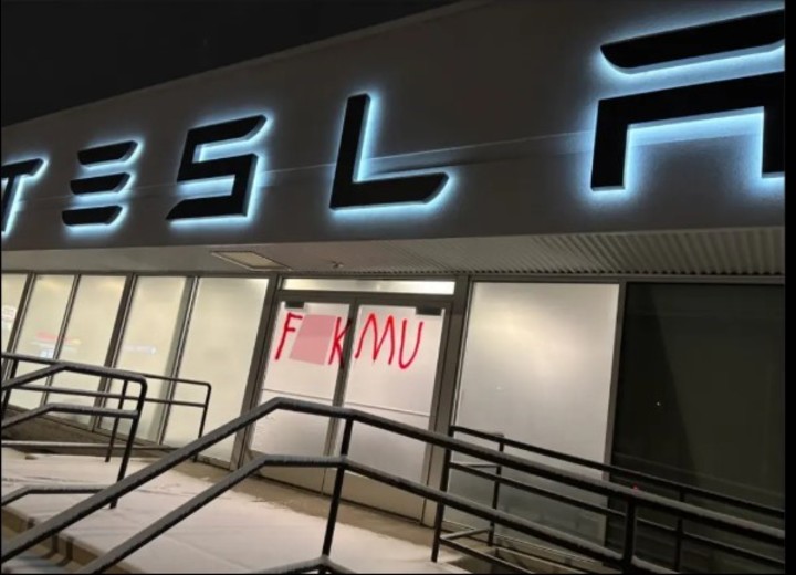 Garabateó "fuck Musk" con pintura roja en las ventanas delanteras del establecimiento (Departamento de Justicia).