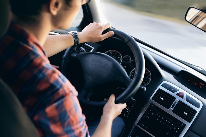 No todas las pérdidas de fluidos en el automóvil requieren una intervención inmediata. Foto: Pexels. 