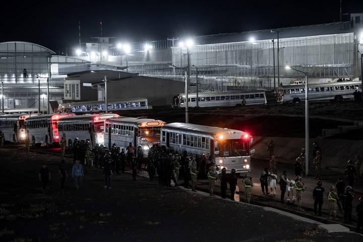 Los deportados son llevados una prisión de máxima seguridad. Foto: EFE 