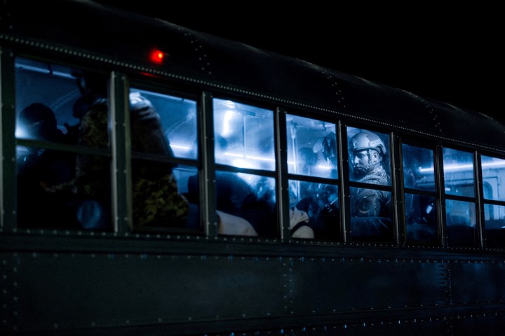 Policías escoltan a los deportados. Foto: Reuters