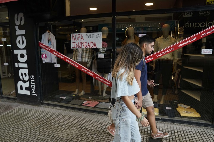 Un negocio liquida ropa inundada. Foto Fernando de la Orden / Enviado especial 