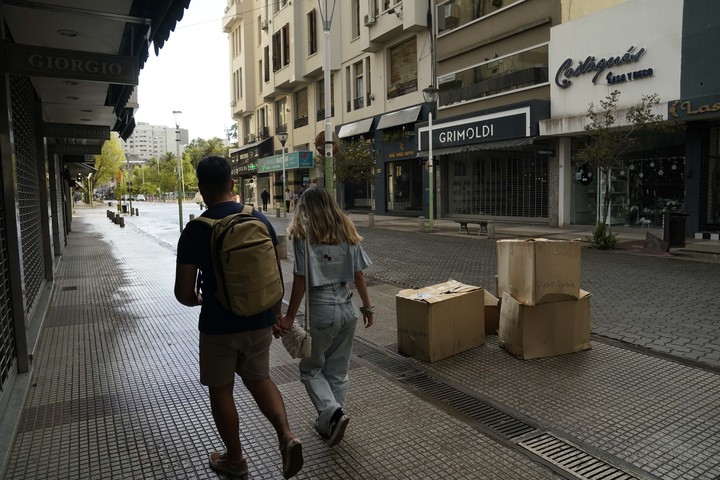 Los comercios acataron la orden del municipio y cerraron las puertas a las 14. Foto Fernando de la Orden / Enviado Especial 