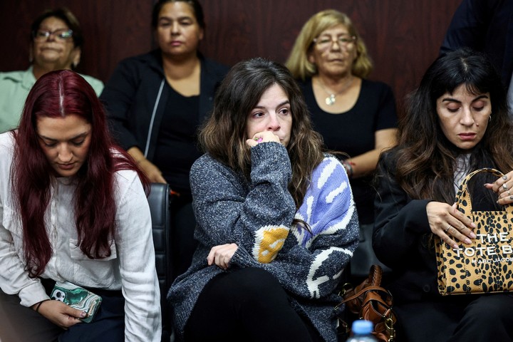 Jana, Dalma y Gianinna Maradona. Detrás, las hermanas del "Diez"