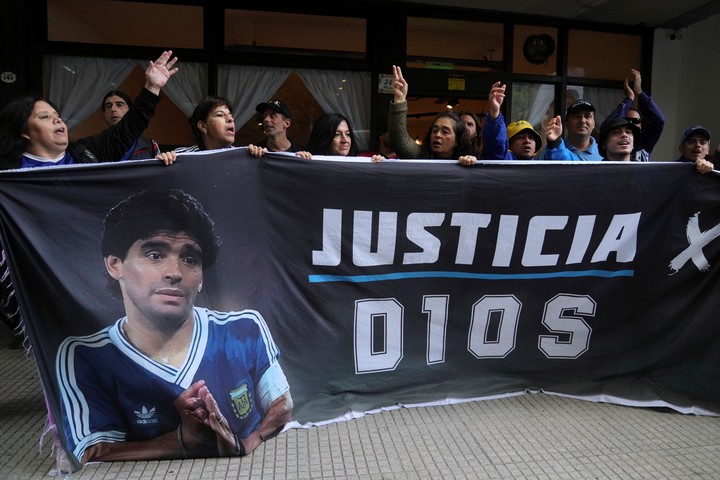 Fanáticos de Maradona llegaron para apoyar a la familia en la primera jornada del juicio.