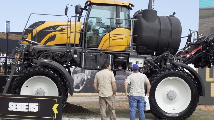 Las pulverizadoras, con un lugar destacado en el stand de Valtra.