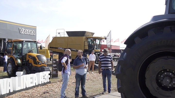 El stand de Valtra en Expoagro 2025, visitado por gran cantidad de productores con los tractores como gran atracción.