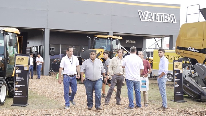 En Expoagro, Valtra acercó opciones de financiación para comprar su maquinaria.