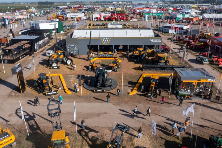 El stand de Valtra en Expoagro 2025, con tractores y maquinaria de última generación.