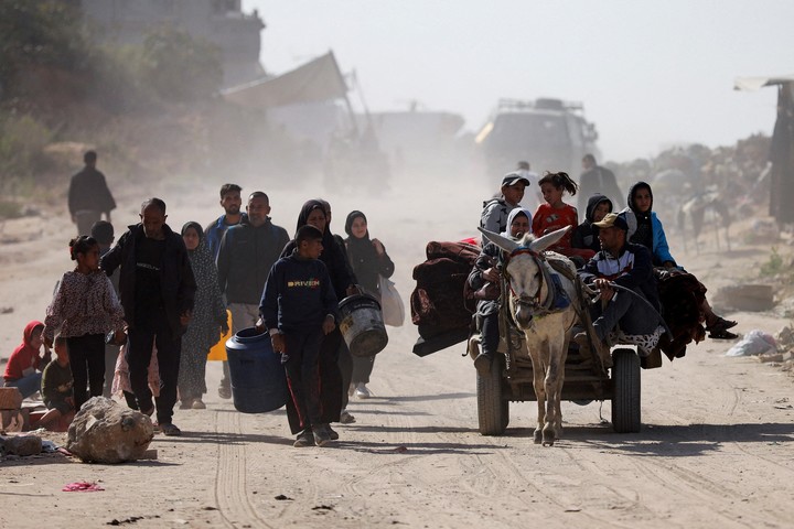 Miles de palestinos huyen de sus casas en medio de la destrucción tras los bombardeos en Gaza. Foto: REUTERS 