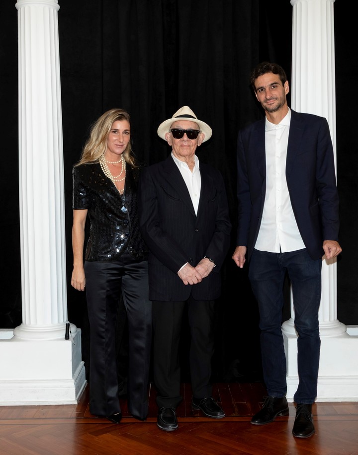 Alfredo Arias con los galeristas Amparo y Teo Di´scoli de Cosmocosa. Foto: gentileza Cosmocosa.