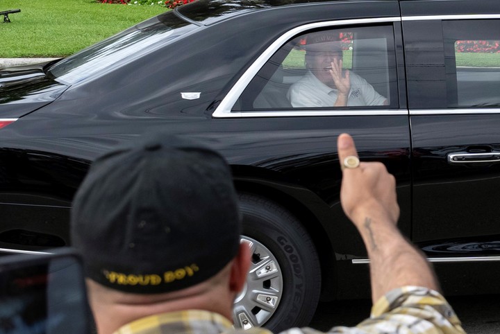 Enrique Tarrio, un Proud Boys, saluda a Trump a su salida de Mar-a-Lago. Foto: AP