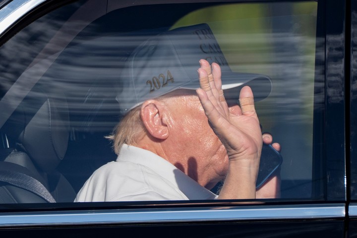 Trump saluda a su llegada a Mar-a-Lago. Foto: AP 