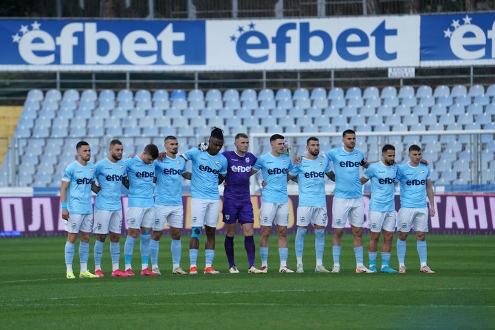 Los futbolistas del PFC Arda hacen un minuto de silencio por un jugador vivo. Foto: Facebook PFC Arda