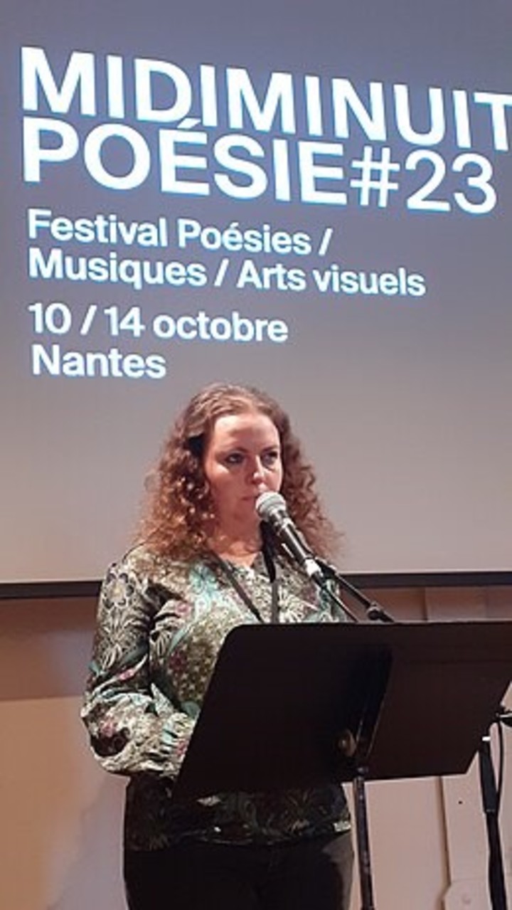 Marina Skalova invitada al Festival MIdiMinuitPoésie#23 en el Lieu Unique de Nantes, para una lectura bilingüe de su traducción de la colección de Galina Rymbu «Tu es l'avenir» («Tú eres el futuro»).