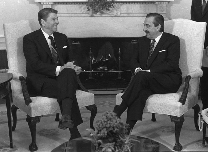 Reagan y Alfonsín en el salón Oval de la Casa Blanca. 