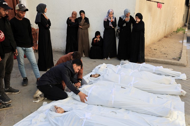 Palestinos lloran este miércoles a sus muertos en los ataques israelíes en Gaza. Foto: Reuters