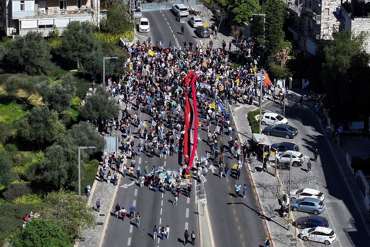 Israelíes marchan en Jerusalén desde el Parlamento hacia la casa de Netanyahu. Foto: Reuters