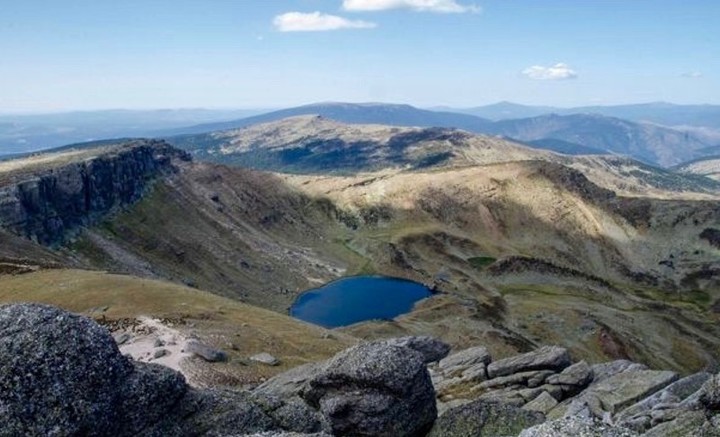 El alucinante paisaje a la distancia de la laguna en Soria, España.